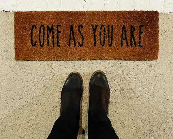 Front doors mat with the inscription "come as you are" / килимок з написом «заходьте такі, які є»